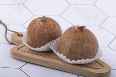 Ceviz ve jujube kurutulmuş hurmanın içine konur.