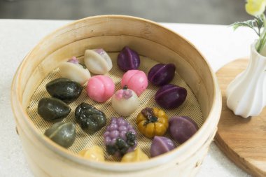 Kore geleneksel yemekleri. Yarım ay şeklinde pirinç keki.