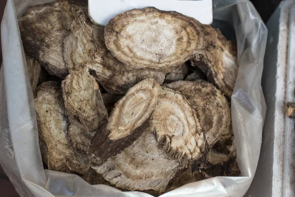 Kudzu Kök Dilimleri beyaz arkaplanda izole edildi