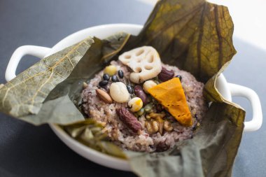 Nilüfer yapraklı Kore yemeğine sarılı pilav.