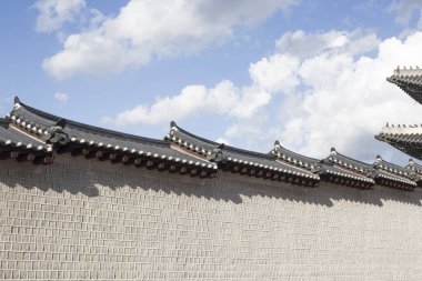 Gyeongbokgung Sarayı Güney Kore, Seul 'un simgesi. Gökyüzü ve bulutlu çatı