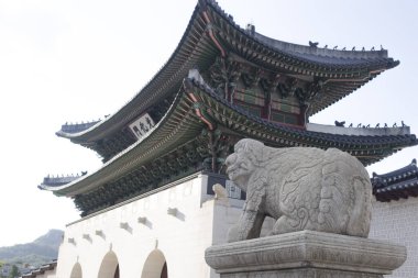 Gyeongbokgung Sarayı Güney Kore, Seul 'un simgesi. Gökyüzü ve bulutlu çatı