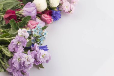 Taze pembe kömür çiçekleri var.