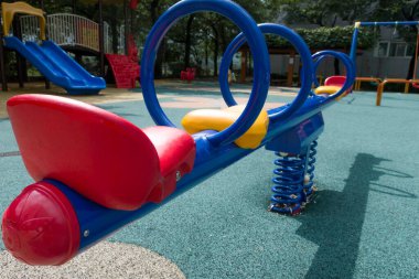 Kamu parkında modern renkli çocukların oyun parkı