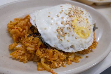 Kızarmış yumurtalı Kore kimchi pilavı.