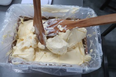 Çiğ organik tereyağı ve pirinç kepçesi parçaları izole edildi..