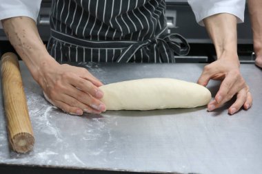 Ekmek hamuru ekmek tepsisinde.