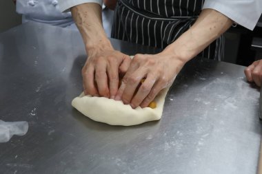 Ekmek hamuru ekmek tepsisinde.