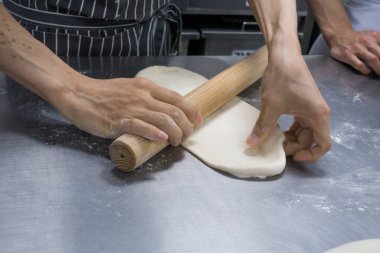 Ekmek hamuru ekmek tepsisinde.