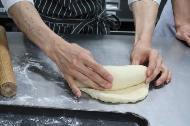 Ev yapımı ekmekler. Hamur yoğurma, hamuru kesme ve şekillendirme.
