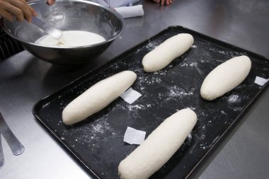 Ekmek hamuru ekmek tepsisinde.