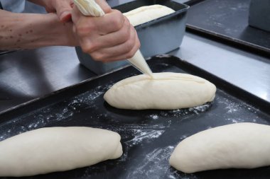 Ekmek hamuru ekmek tepsisinde.