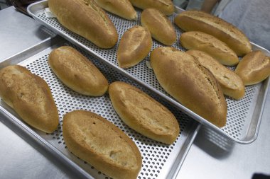 Bir sürü sıcak ekmek bir rafta..