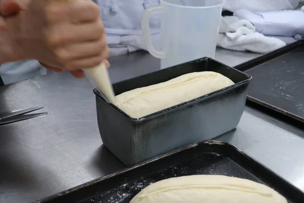 La masa de pan en una sartén de pan. — Foto de Stock