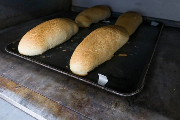 烤盘上的面包从烤箱里热出来 — 图库照片