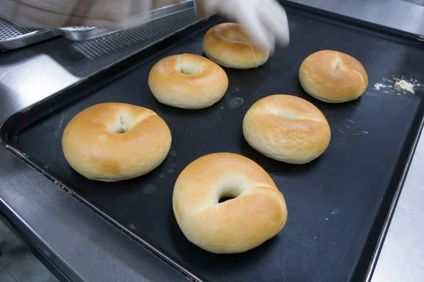 Πολλά ζεστά μόλις ψημένο ψωμί σε μια σχάρα. — Φωτογραφία Αρχείου