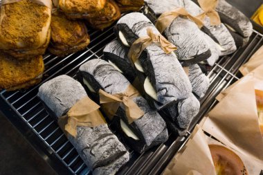 Kırmızı fasulye ezmeli Fransız ekmeği ve tereyağı.