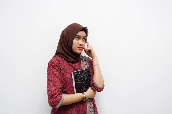 Joven Sonriente Mujer Asiática Está Abrazando Libro Pensando Algo Joven —  Fotos de Stock