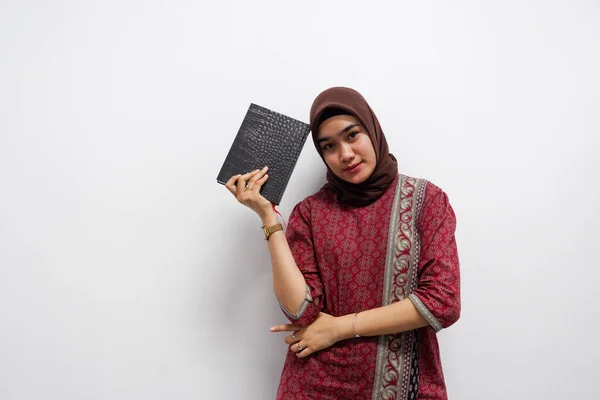 Joven Asiática Mujer Está Sosteniendo Libro Mirando Cámara Mientras Piensa —  Fotos de Stock