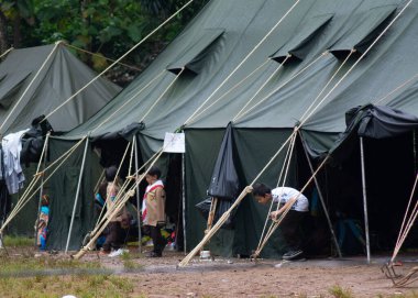 Tangerang Selatan, Batı Java / Endonezya - 12 / 17 / 2016: İlkokul İzcileri Yıllık Kamp Etkinliği (Perkemahan Sabtu Minggu / Persami). Genellikle her yıl Endonezya 'da ilkokul tarafından düzenlenir..