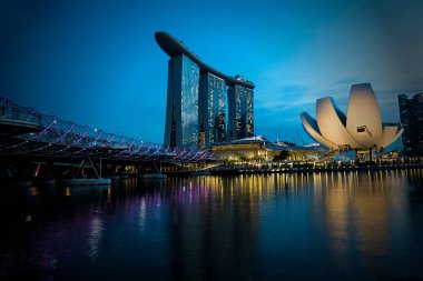 Singapur 'un Şehir Işığı Turizmi, Marina Körfezi' nin Önü Sands. Akşamleyin çekilmiş..