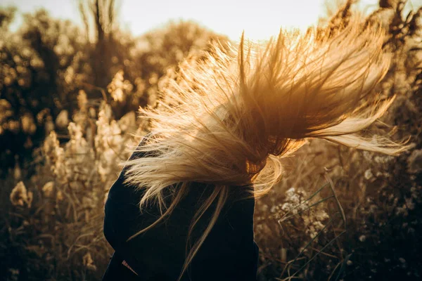 Capelli Della Ragazza Sviluppa Nel Vento Autunno Foto Sfondo — Foto Stock