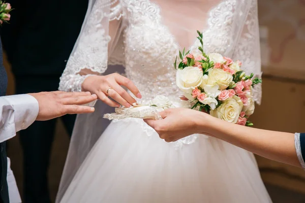 Mariée Dans Une Robe Blanche Met Une Bague Sur Main — Photo