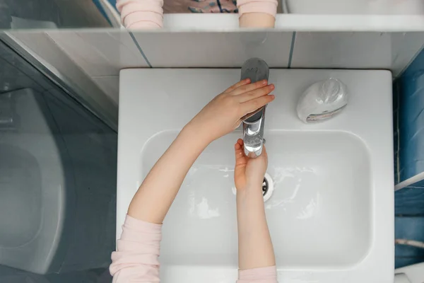 Gadis Mencuci Tangan Dengan Sabun Kamar Mandi Tangan Menutup — Stok Foto