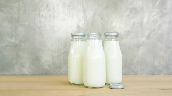 Una Botella Leche Sobre Una Mesa Madera — Foto de Stock