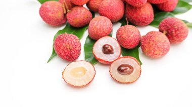 Beyaz arkaplanda Litchi.