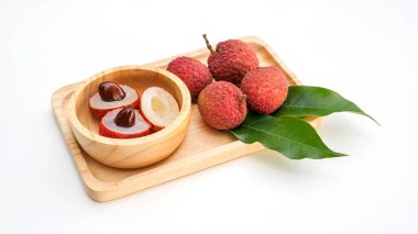 Beyaz arkaplanda Litchi.