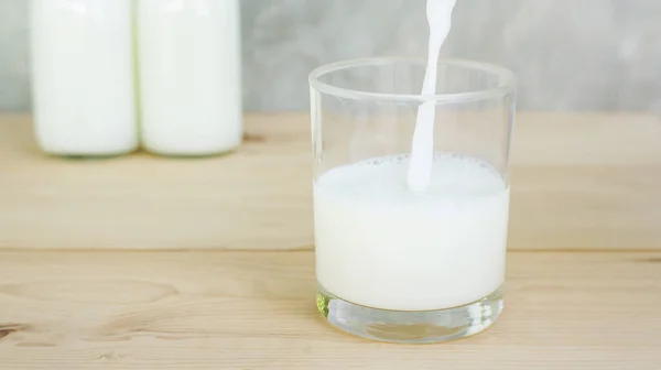 Man Häller Mjölk Ett Träbord — Stockfoto
