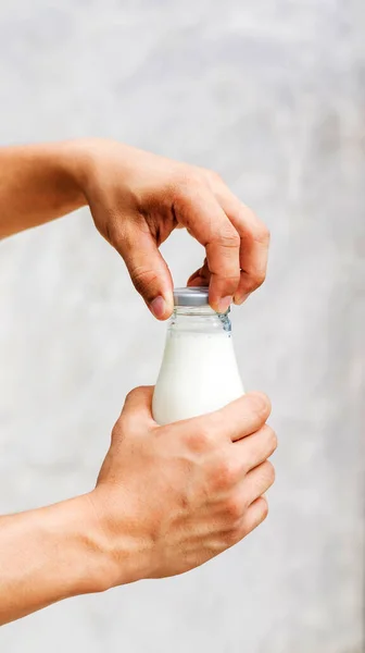 Man Som Håller Flaska Mjölk Grå Bakgrund — Stockfoto