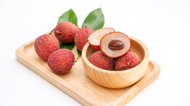 Beyaz arkaplanda Litchi.