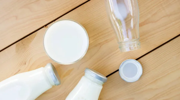 Tahta Bir Masada Bir Şişe Bir Bardak Süt — Stok fotoğraf
