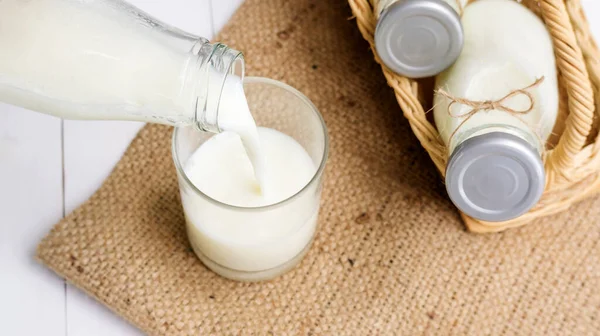 Lait Dans Verre Une Bouteille — Photo