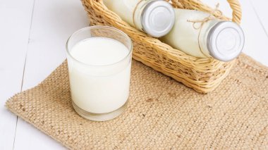 Bir bardak süt ve bir şişe.