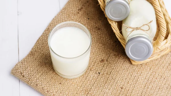 Lait Dans Verre Une Bouteille — Photo