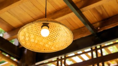 Tavandan sarkan lamba.