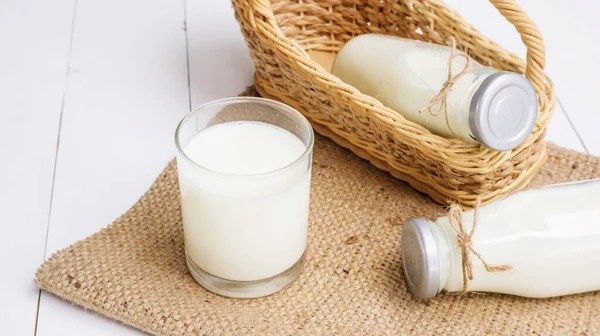 Lait Dans Verre Une Bouteille — Photo