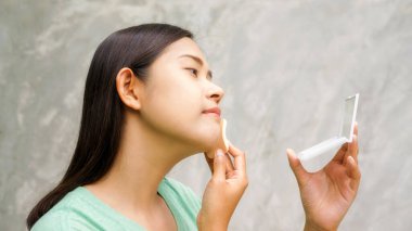 Asyalı kadınlar basınçlı pudra uygulayacak.
