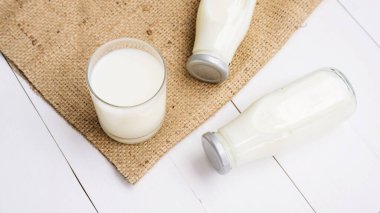 Bir bardak süt ve bir şişe.