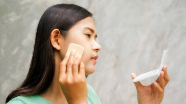 Asyalı kadınlar basınçlı pudra uygulayacak.