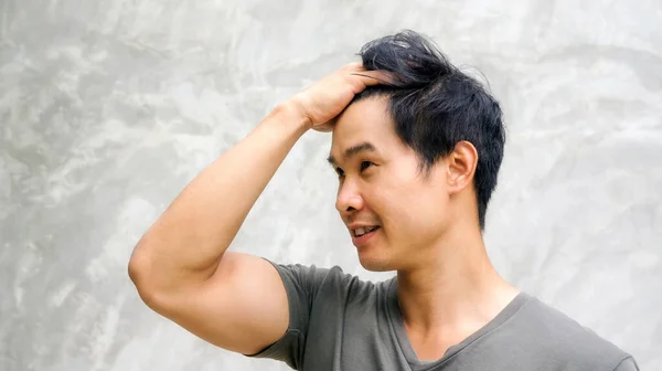 Asijské Muži Hladit Jeho Vlasy Zpět — Stock fotografie