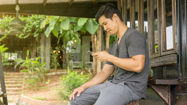 Muž Používající Smartphone Zahradě — Stock fotografie