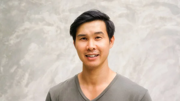 Asijské Mladý Muž Usměvavý Šedý Pozadí — Stock fotografie