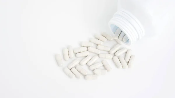 Κάψουλα Φάρμακο Και Μπολ Λευκό Φόντο — Φωτογραφία Αρχείου