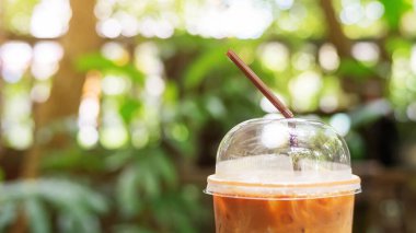 Bir pipetin içine buzlu latte koy..