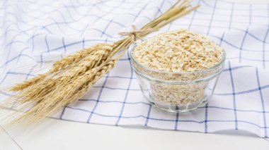 Tahta masadaki bir kasede yulaf.