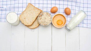 Tam buğday ekmeği, yulaf, tavuk yumurtası, yoğurt ve süt..